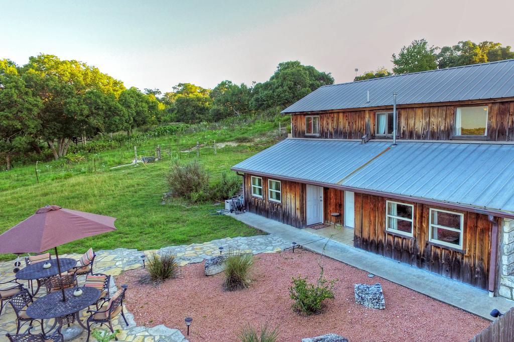 A Barn At The Quarry Acomodação com café da manhã Fredericksburg Exterior foto